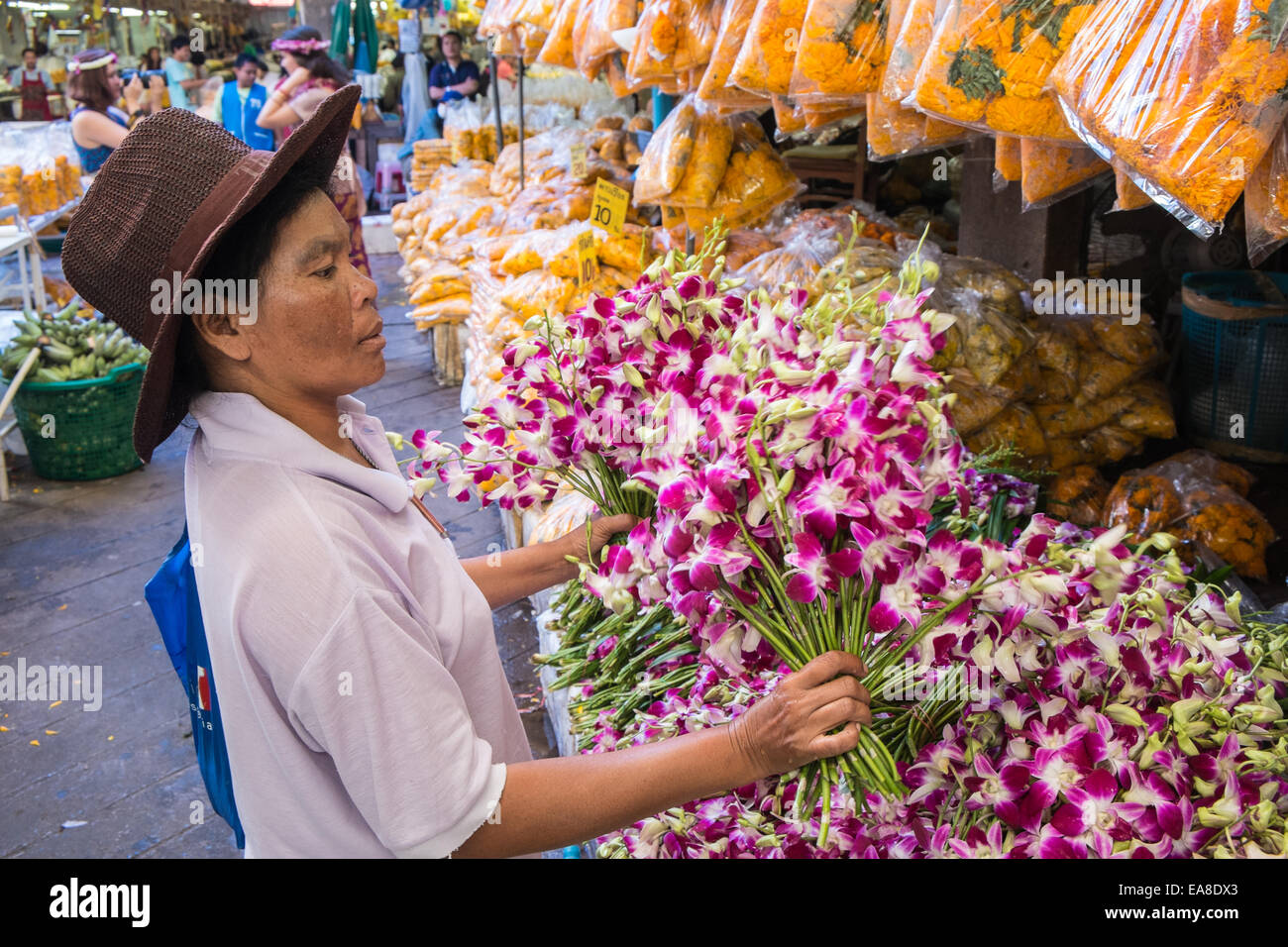 La vendita di fiori colorati a Pak Klong Talad,Talat il mercato dei fiori,Chinatown, Bangkok, Tailandia, Asia. Foto Stock