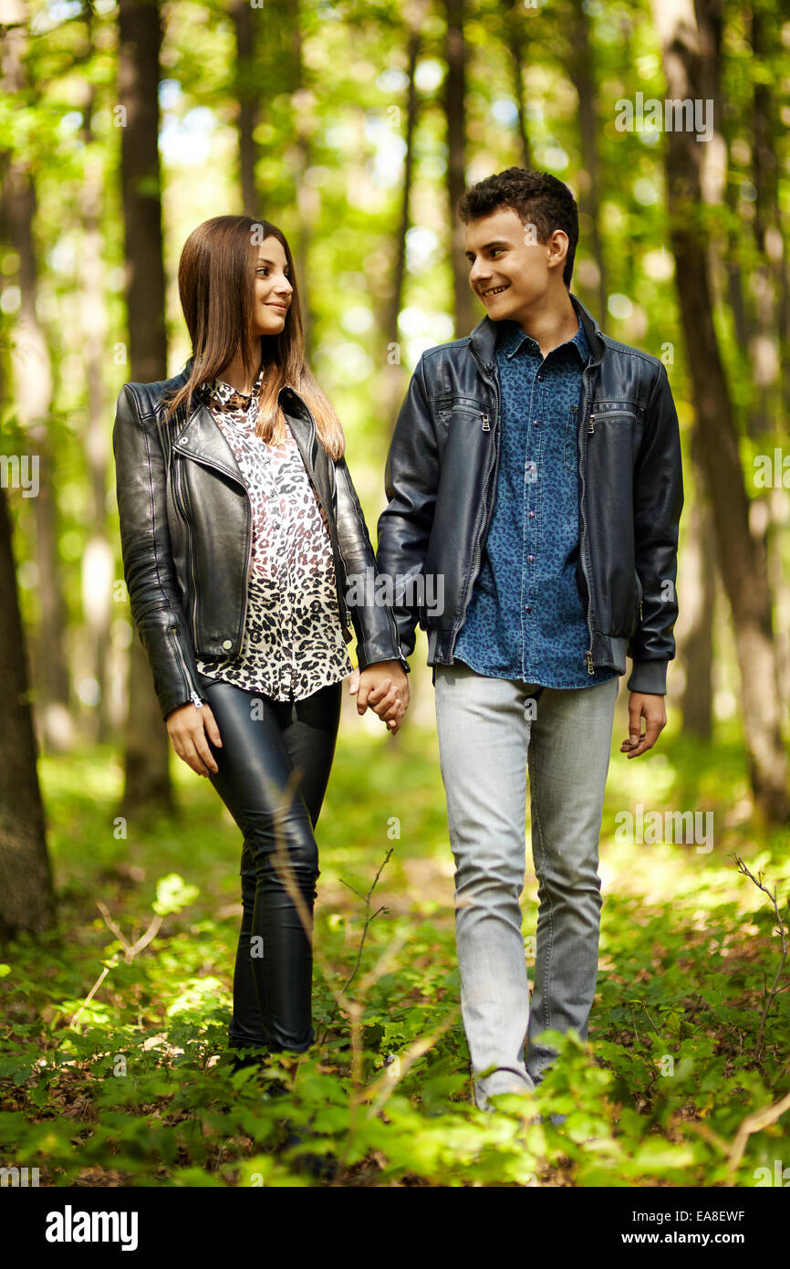 Gli adolescenti un ragazzo e una ragazza su una data, facendo una passeggiata attraverso la foresta Foto Stock