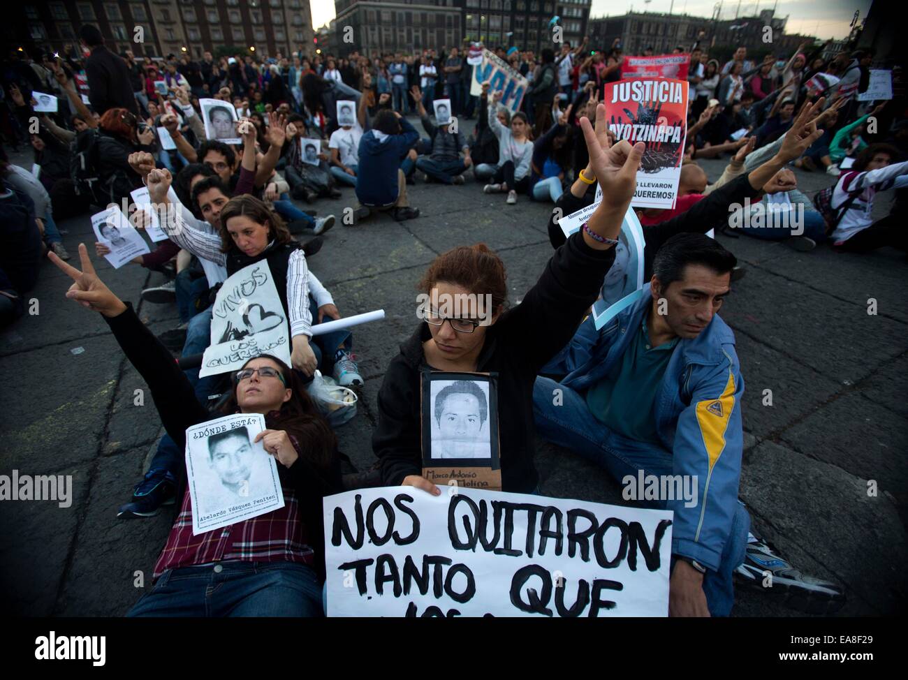 Città del Messico. 8 Novembre, 2014. I dimostranti prendere parte nel mese di marzo per i 43 studenti mancante del normale scuola rurale di Ayotzinapa, presso la piazza Zocalo a Città del Messico, capitale del Messico il nov. 8, 2014. Credito: David de la Paz/Xinhua/Alamy Live News Foto Stock