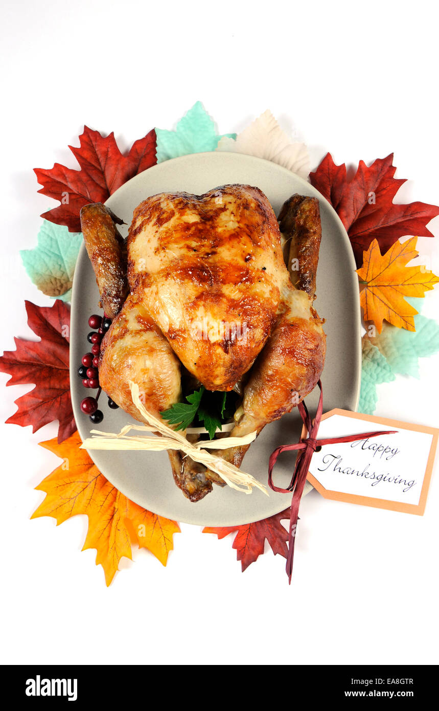 Delizioso tacchino arrosto pollo sul piatto di portata con decorazioni di festa del Ringraziamento per il pranzo con l'autunno cadono le foglie su bianco Foto Stock