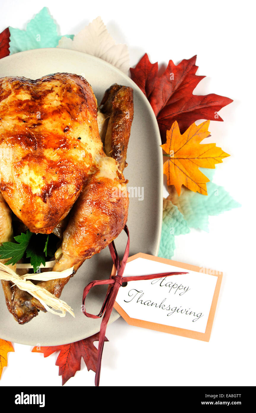 Delizioso tacchino arrosto pollo sul piatto di portata con decorazioni di festa del Ringraziamento per il pranzo con l'autunno cadono le foglie Foto Stock