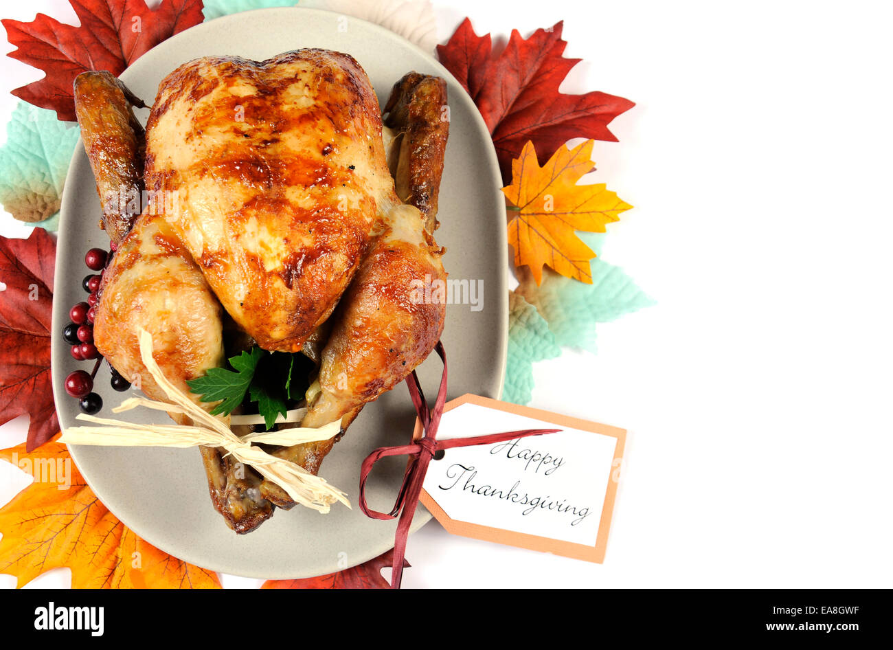 Delizioso tacchino arrosto pollo sul piatto di portata con decorazioni di festa del Ringraziamento per il pranzo con l'autunno cadono le foglie Foto Stock
