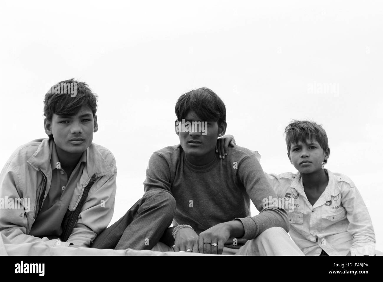 Ragazzi, tre bambini, gli abitanti di un villaggio, poveri, Pushkar, Rajasthan, India. Foto Stock