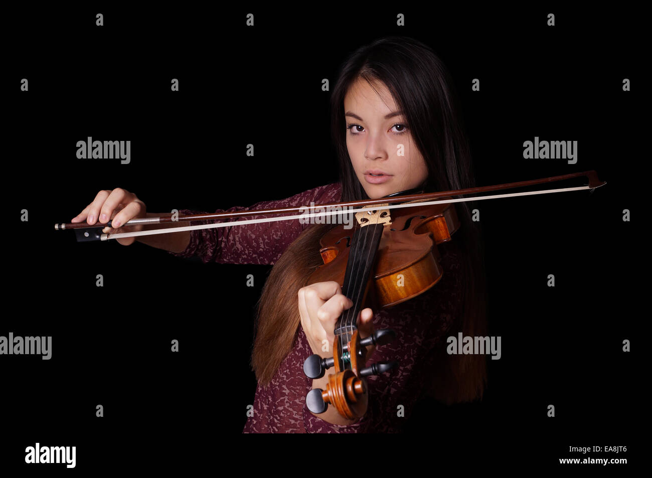 Giovane donna asiatica suona il violino Foto Stock