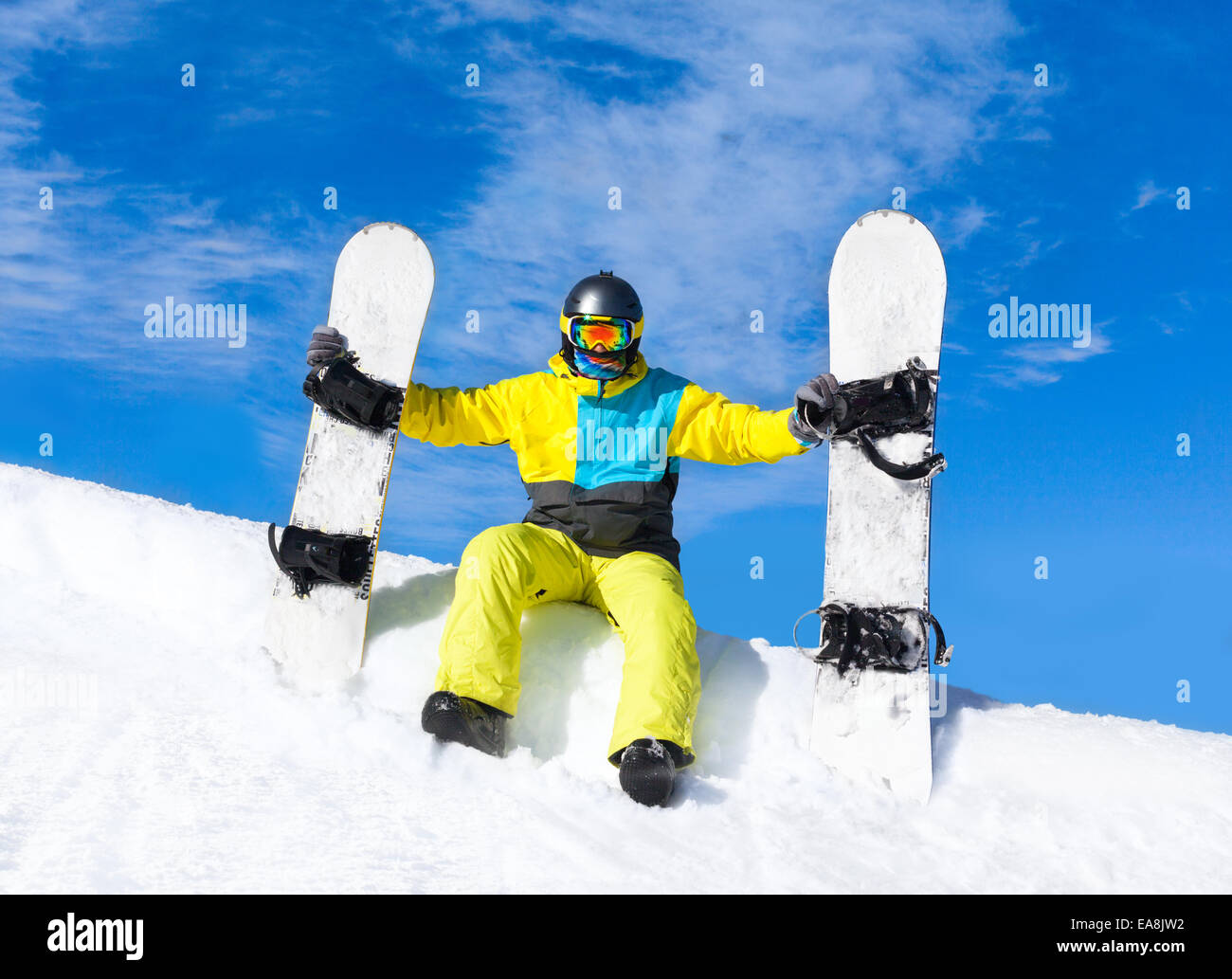 Snowboarder seduta pendio di neve snowboard Foto Stock