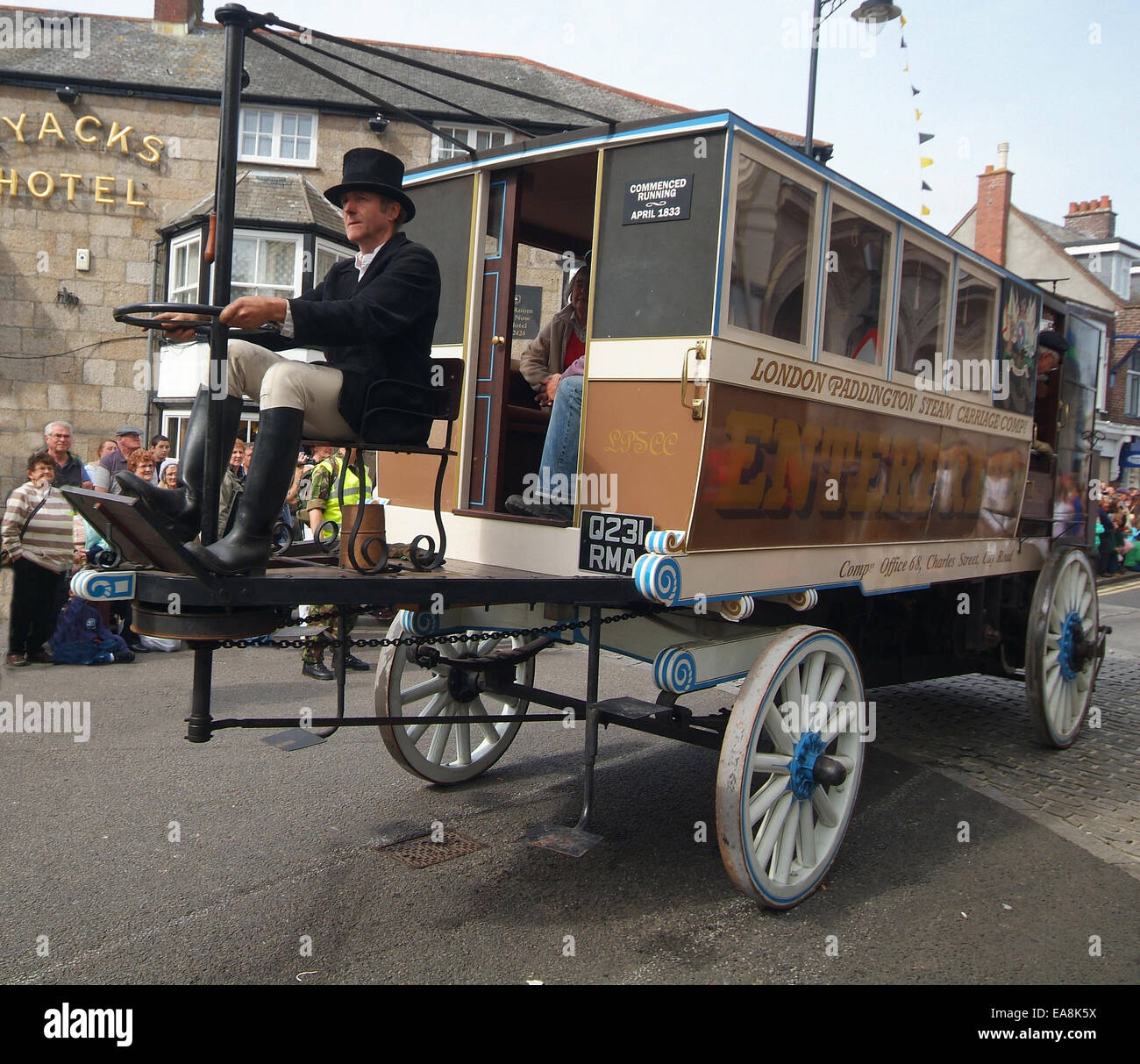 Uomo in top hat vapore guida carrello motorizzato in Trevithick giorno sfilata di vapore di motori di trazione attraverso le strade della camma Foto Stock