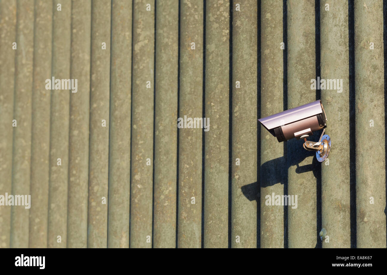 Videocamera di sicurezza sul lato di un'unità industriale edificio. Foto Stock