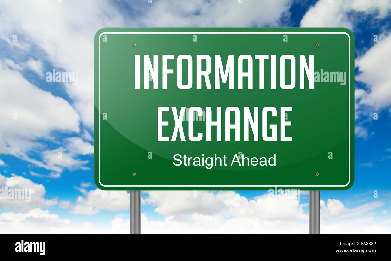 Autostrada con orientamento per lo scambio di informazioni di testo sul cielo dello sfondo. Foto Stock