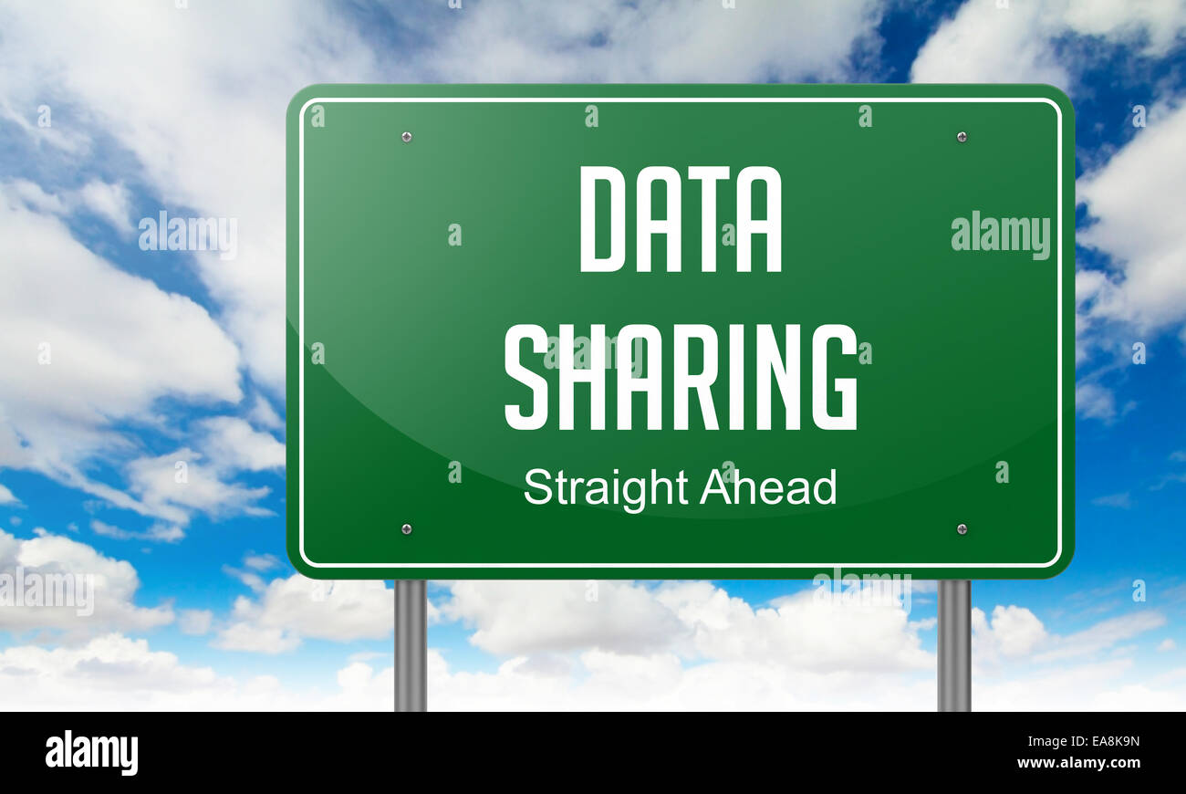 Autostrada palina con la condivisione dei dati testo su sfondo cielo. Foto Stock