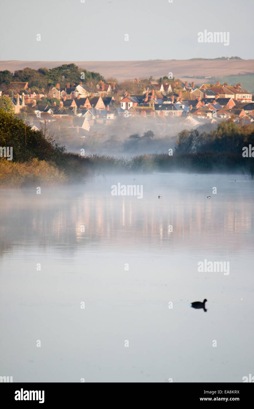 Foschia mattutina sul lago Radipole,,Weymouth Dorset. Foto Stock