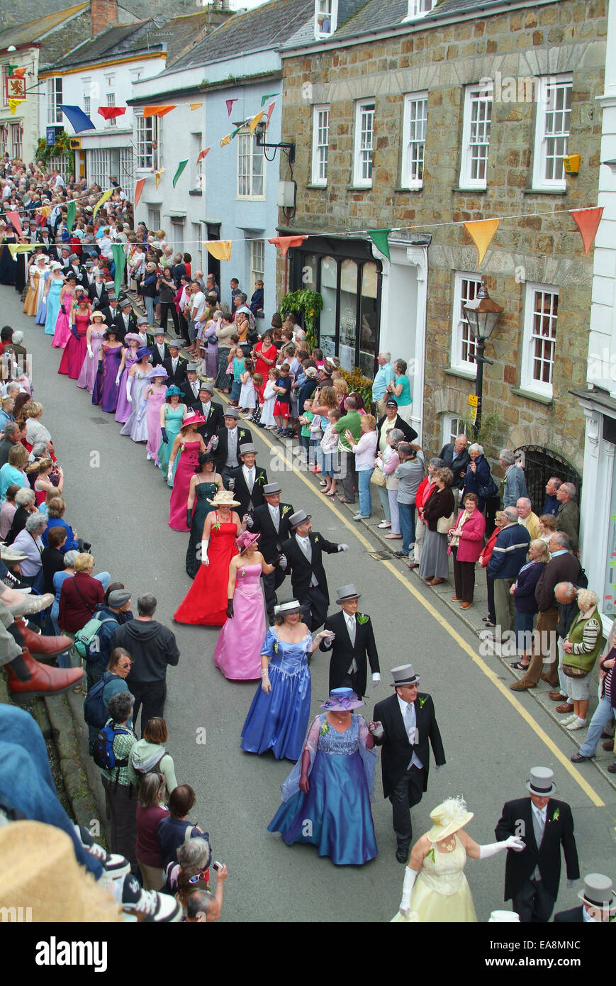 La Danza principale scendendo Church Street sulla flora giorno Helston Kerrier South West Cornwall South West England Regno Unito Foto Stock