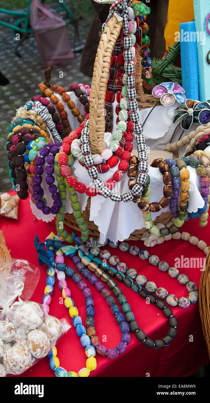 Collana fatta a mano di vari tessuti colorati. Fotografato a Zrenjanin il 27 settembre 2014. Foto Stock