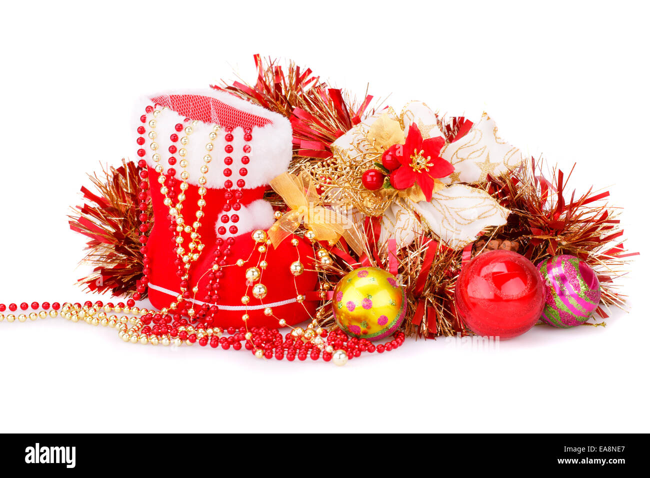 Decorazione di Natale con Babbo Natale rosso di boot, garland, palline beads isolati su sfondo bianco. Foto Stock