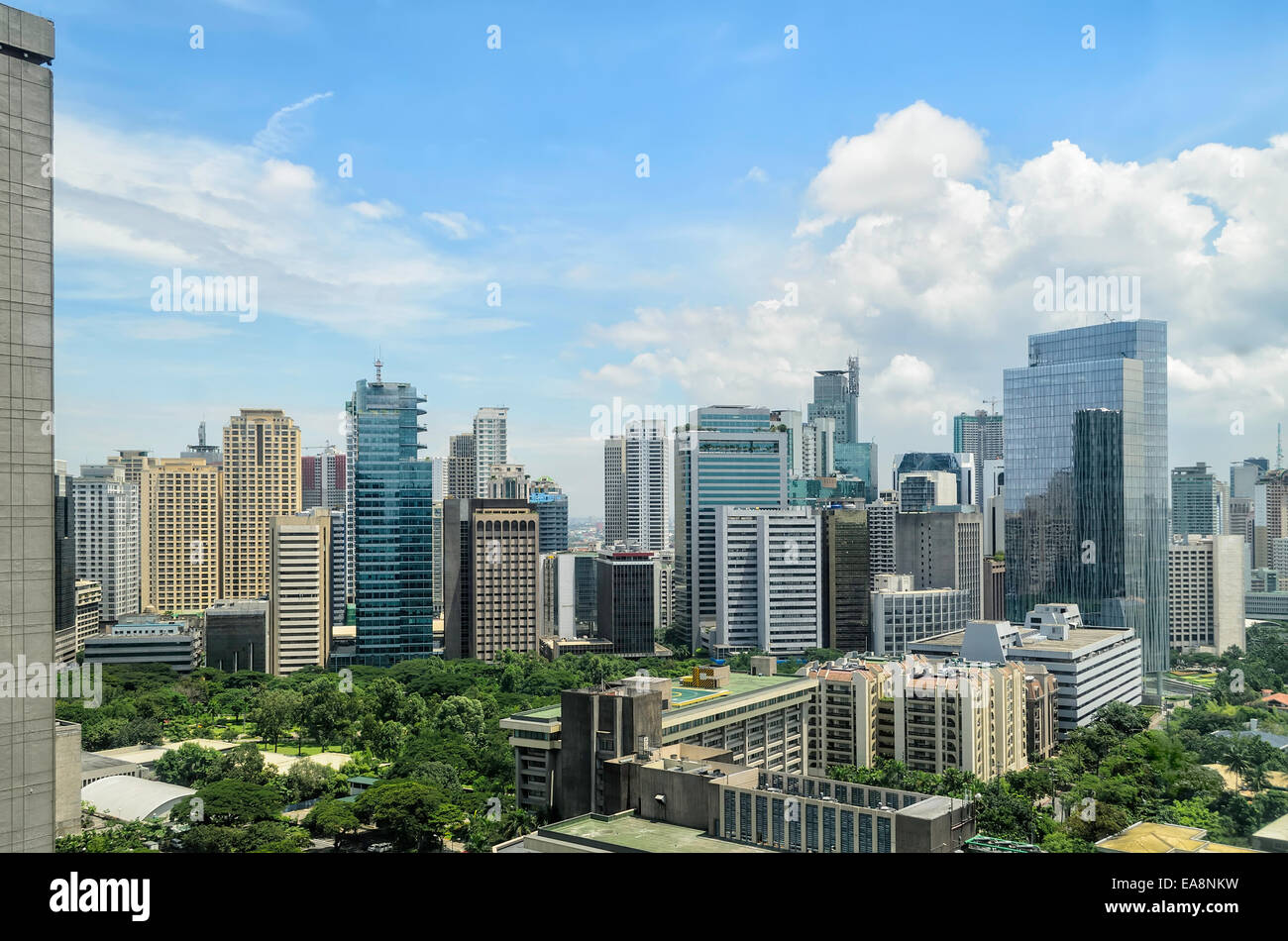 Mix di antico e moderno di edifici urbani in Makati Manila, Filippine Foto Stock