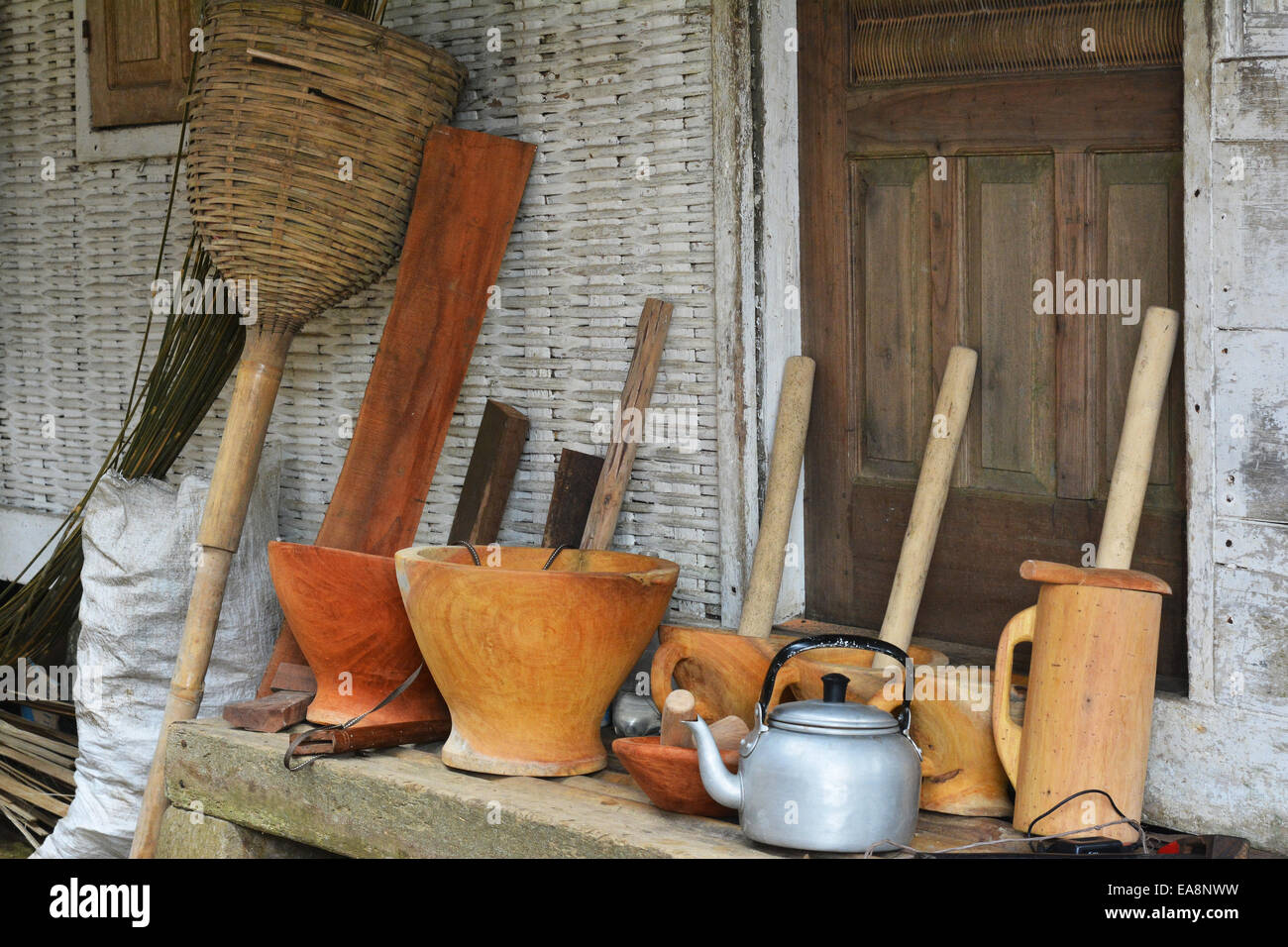 La cucina di strumenti da Kampung Naga Village, villaggio tradizionale con saggezza ecologica Foto Stock