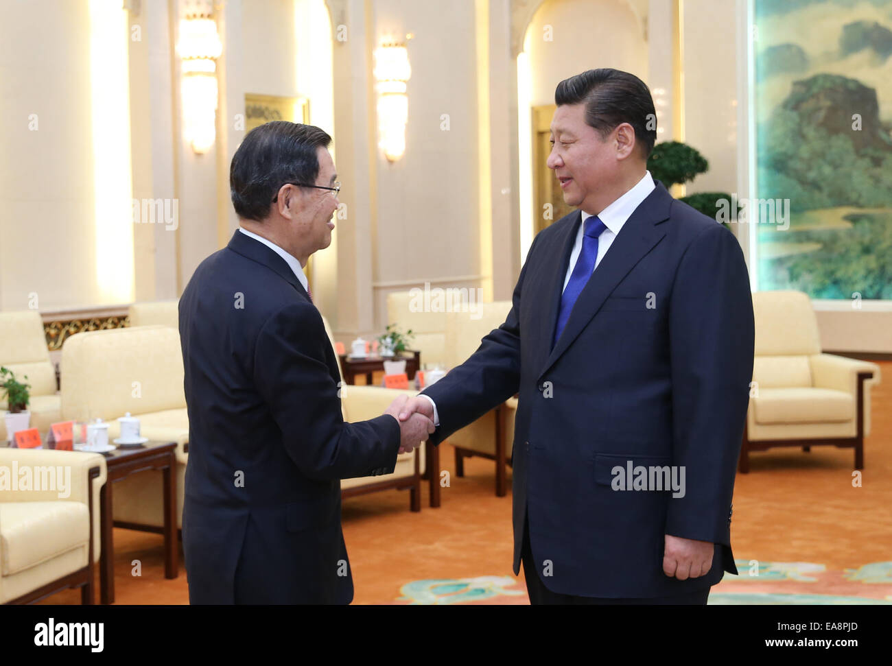 Pechino, Cina. 9 Nov, 2014. Il presidente cinese Xi Jinping (R) incontra con Vincent Siew, presidente onorario di Taiwan-basato Cross-Straits Mercato Comune Foundation, a Pechino, Cina, nov. 9, 2014. Credito: Yao Dawei/Xinhua/Alamy Live News Foto Stock