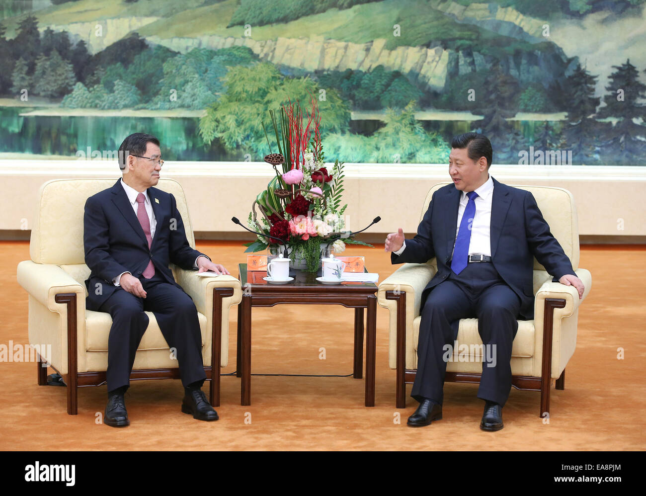 Pechino, Cina. 9 Nov, 2014. Il presidente cinese Xi Jinping (R) incontra con Vincent Siew, presidente onorario di Taiwan-basato Cross-Straits Mercato Comune Foundation, a Pechino, Cina, nov. 9, 2014. Credito: Pang Xinglei/Xinhua/Alamy Live News Foto Stock