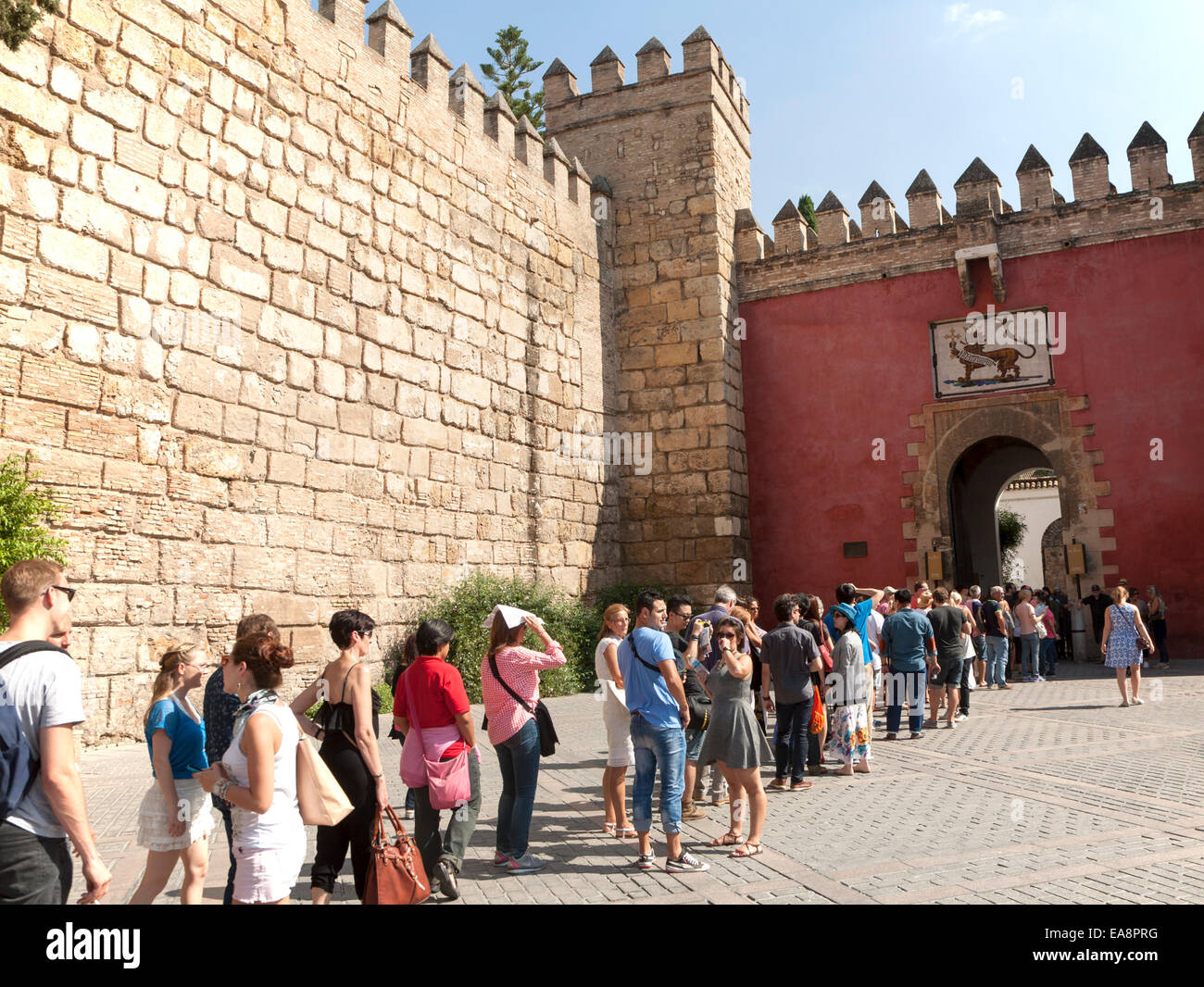 La linea di turisti in coda per entrare l'Alcazar di Siviglia, Spagna Foto Stock