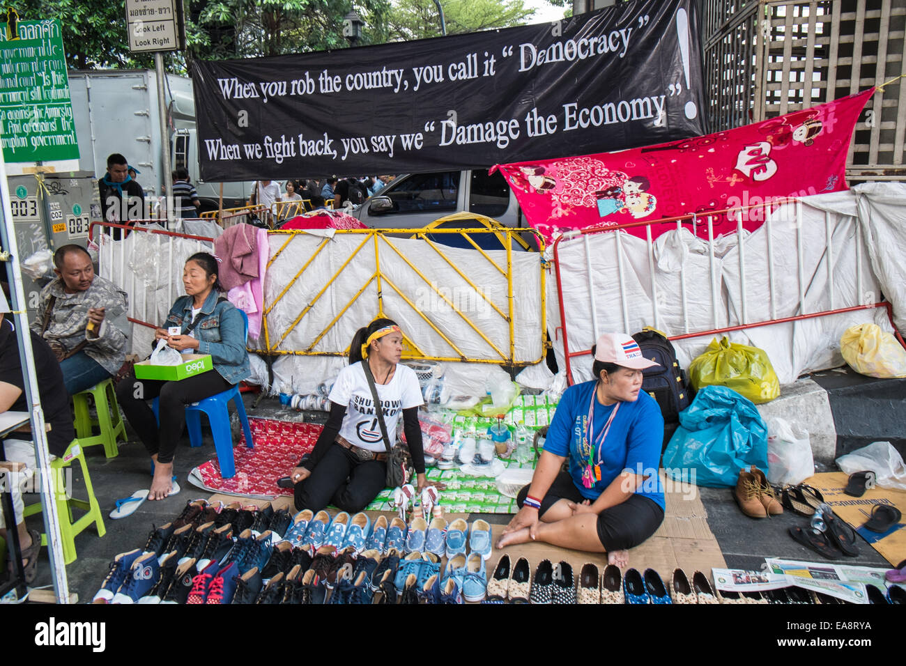 Pro-Democracy demonstators accampato su strada scarpe vendita nel centro di Bangkok, Tailandia, Asia. Prima colpo di stato militare nel maggio 2014. Foto Stock