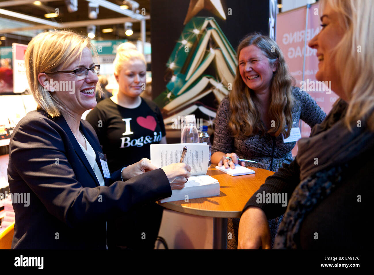 Copenhagen, Danimarca, Novembre 8th, 2014: Regno Unito romanziere romantico Jojo Moyes (foto a sinistra), autore di 'L'ultima lettera dal tuo amante" e "frutta straniera" incontra i suoi fan e firmare libri a Copenaghen alla Fiera del libro. Credito: OJPHOTOS/Alamy Live News Foto Stock