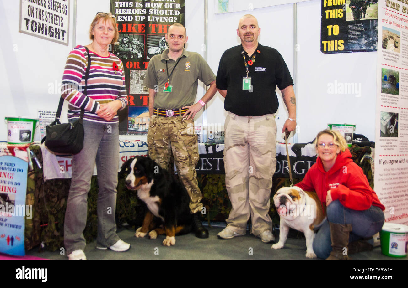 Earl's Court, Londra, 9 novembre 2014. Doglovers, allevatori e petcare da aziende provenienti da tutto il Regno Unito convergono al centro esposizioni di Earl's Court per il XIX Scopri i cani mostra, organizzata dal Kennel Club. Oltre 200 razze sono rappresentati presso la mostra dove gli organizzatori stanno cercando di cambiare la percezione del pubblico circa i cani a loro scelta in modo che si adattino il proprietario lo stile di vita, piuttosto che essere scelti per il loro aspetto. Credito: Paolo Davey/Alamy Live News Foto Stock