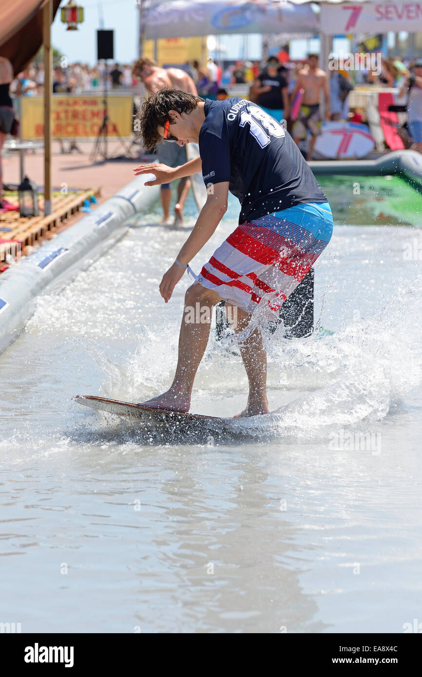 Barcellona - Jun 29: un uomo surf in una piscina a LKXA Sport Estremi Giochi di Barcellona il 29 giugno 2014 a Barcellona, Spagna. Foto Stock
