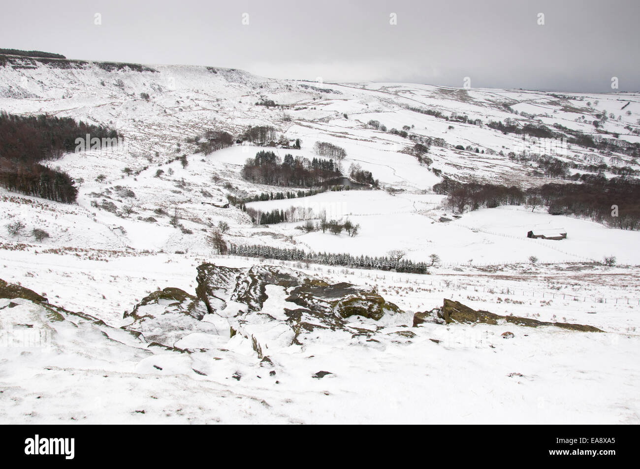 Coombes edge, Charlesworth su un inverni nevosi giorno. Una coperta di neve Derbyshire paesaggio. Foto Stock