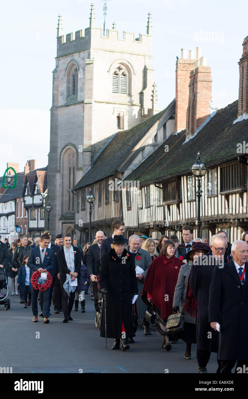 Il 9 novembre 2014. Stratford-upon-Avon, Warwickshire, Inghilterra, Regno Unito. Il ricordo domenica parata passa attraverso Stratford-upon-Avon centro città. Foto Stock