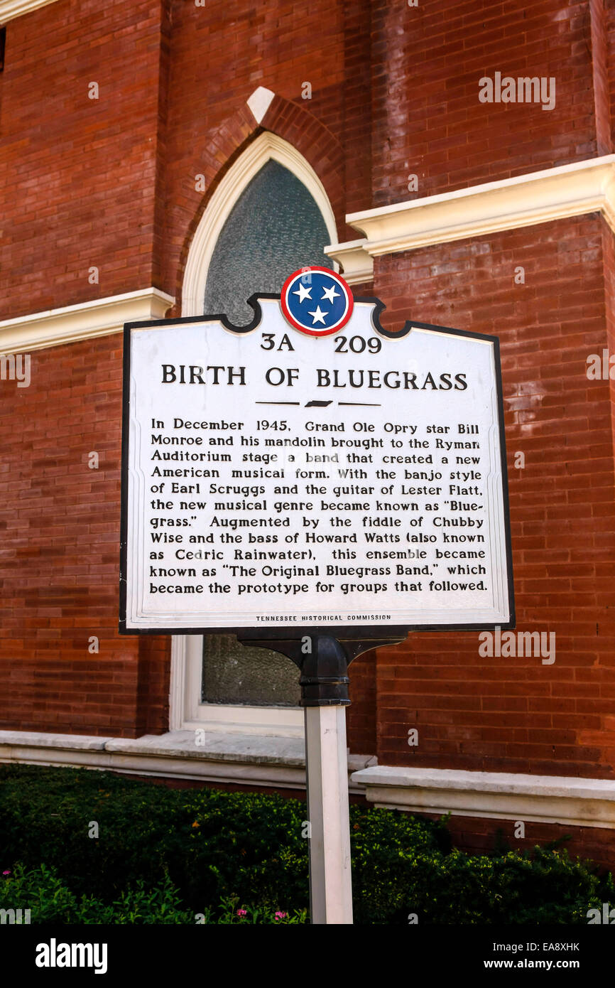 Una lapide storica al di fuori il Ryman Auditorium che racconta la storia della nascita di Bluegrass in questo edificio in Nashville TN Foto Stock