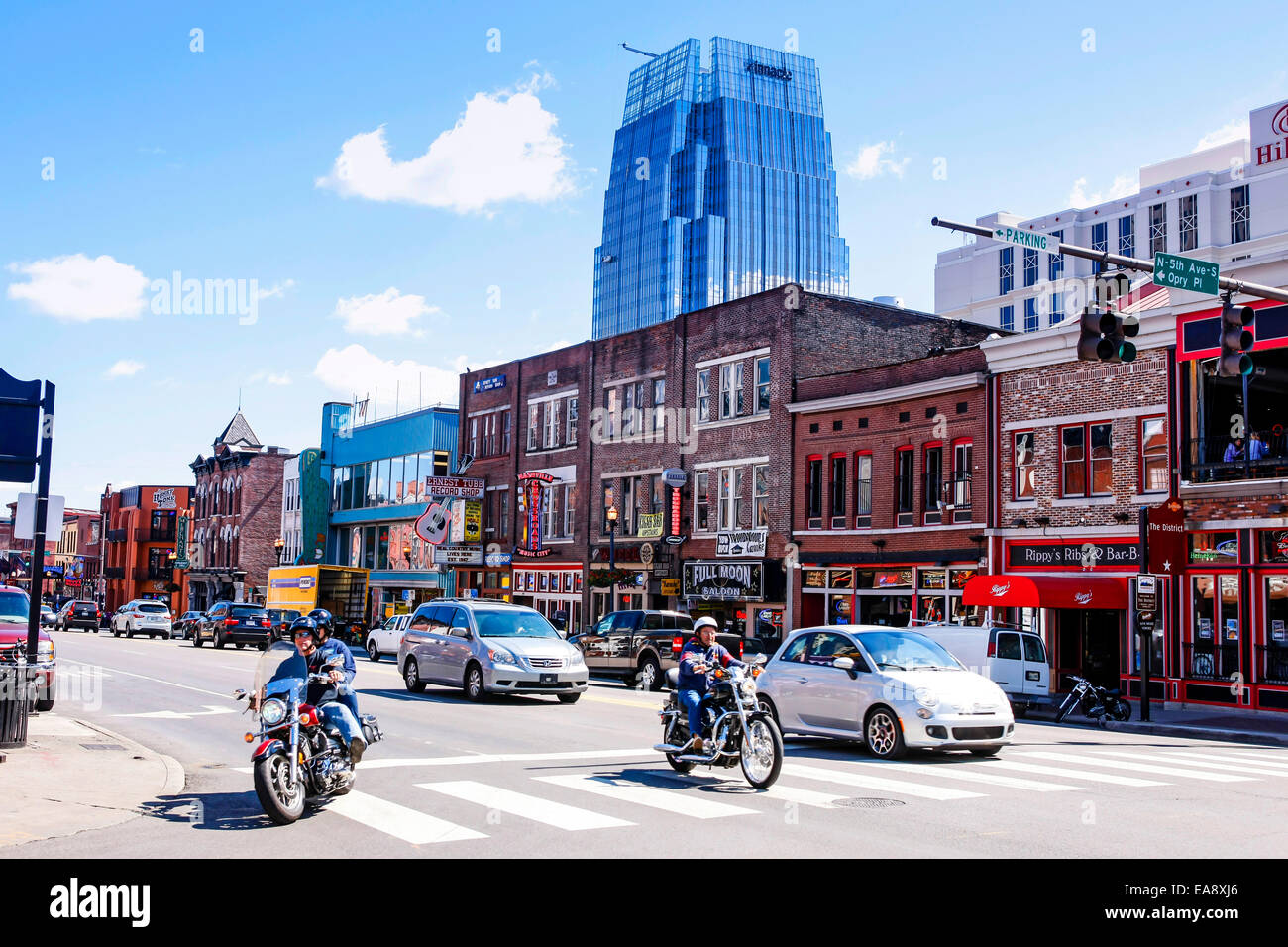 Lower Broadway a Nashville con la Pinnacle edificio in background Foto Stock