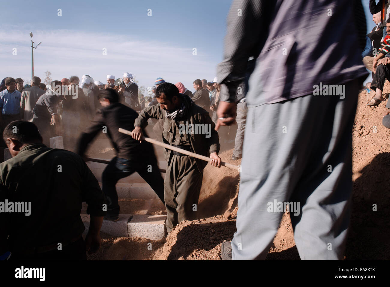 Profughi curdi bury 3 YPG curda combattenti che sono morti nelle battaglie contro lo Stato islamico forze in Kobane, Suruc, Turchia Foto Stock