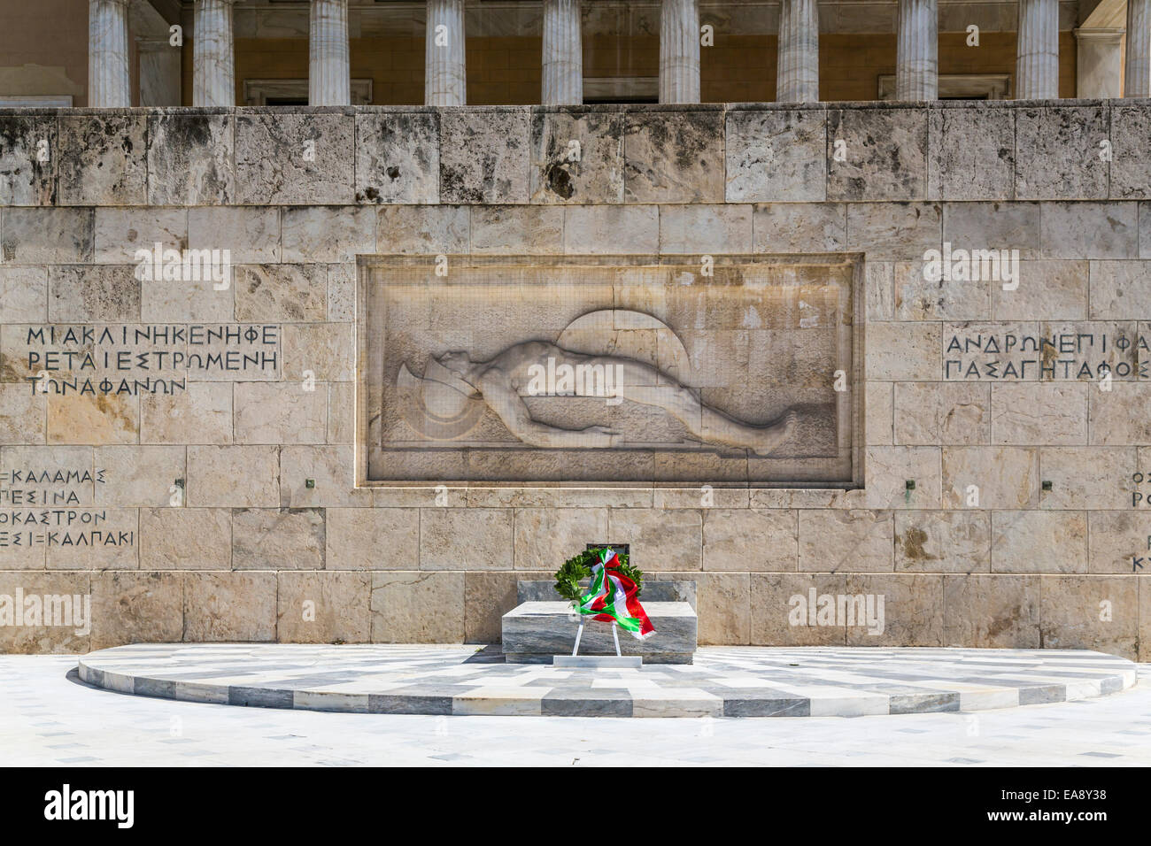 Un wreathe e fiori presso la tomba del Soldato sconosciuto a livello nazionale gli edifici del Parlamento a Atene, Grecia, Euyrope. Foto Stock