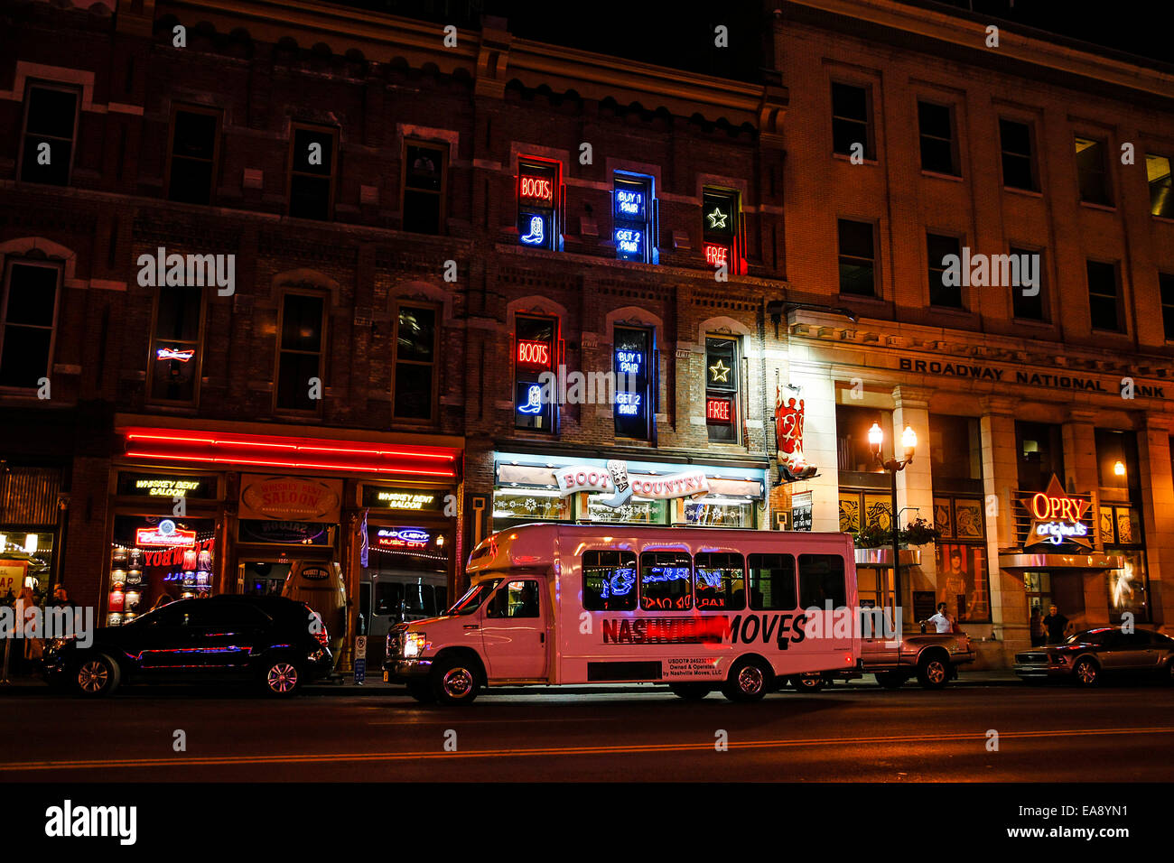 I veicoli di notte sul Lower Broadway in notturna a Nashville Tennessee Foto Stock