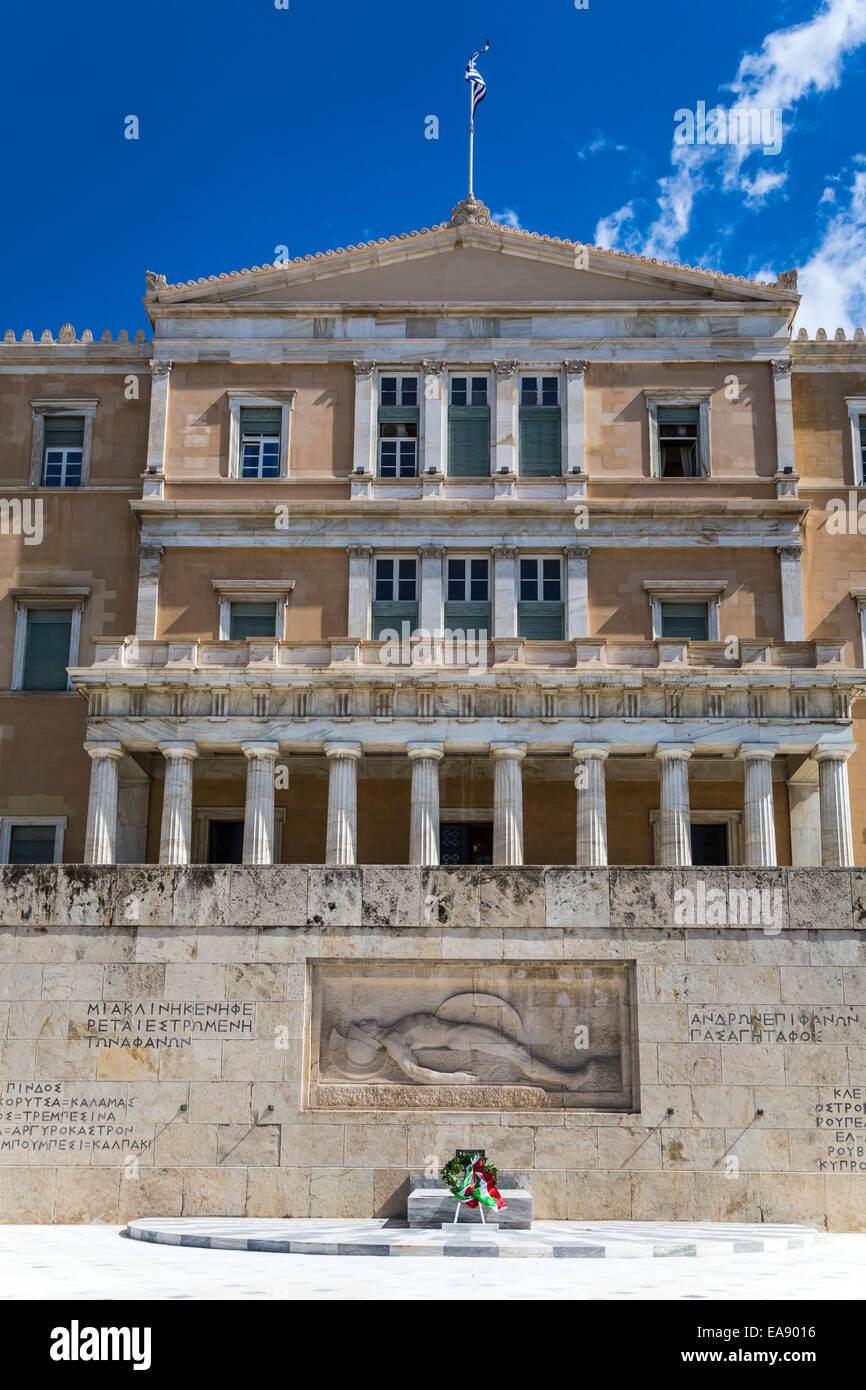 Un wreathe e fiori presso la tomba del Soldato sconosciuto a livello nazionale gli edifici del Parlamento a Atene, Grecia, Euyrope. Foto Stock