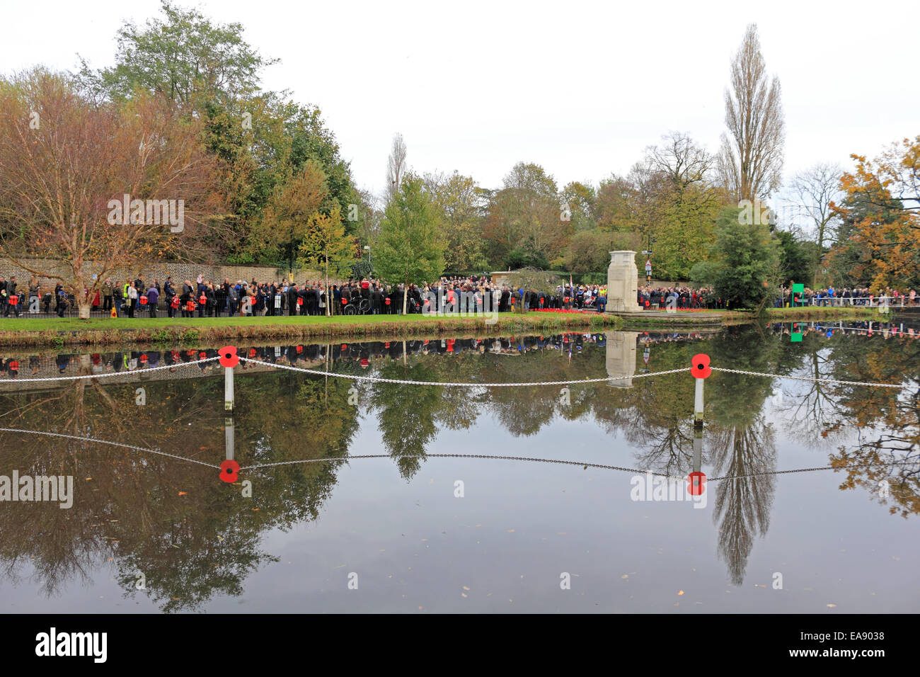 Carshalton, Surrey, Regno Unito. Il 9 novembre 2014. Centinaia di persone hanno partecipato al ricordo la domenica il servizio presso il monumento ai caduti in guerra a fianco di stagni in Carshalton. Consiglio leader Ruth Dombey e Sutton sindaco consigliere Arthur Hookway cui ghirlande accanto a quelli dei locali gruppi cadet e la Royal British Legion. Il nome di bronzo pannelli sono stati purtroppo rubato dalla prima guerra mondiale memorial durante un speight di furti nel 2011 e sostituito con pietra intagliata pannelli. Recentemente ha presentato questo mese è una pietra memoriale per i caduti di WW2. Foto Stock