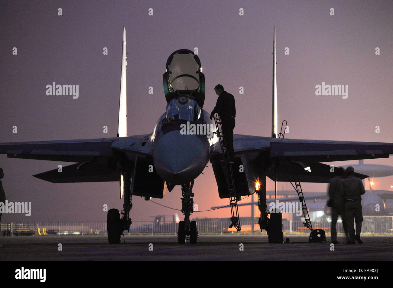 Zhuhai, la Cina della provincia di Guangdong. 9 Nov, 2014. I tecnici di mantenere un Sukhoi SU-35 fighter jet dopo il suo volo di prova prima del decimo China International Aviation e salone aerospaziale di Zhuhai, Cina del sud della provincia di Guangdong, nov. 9, 2014. Alcuni 700 espositori in patria e all estero con più di 130 aerei parteciperà alla sei giorni da airshow novembre 11 a 16. Credito: Yang Guang/Xinhua/Alamy Live News Foto Stock