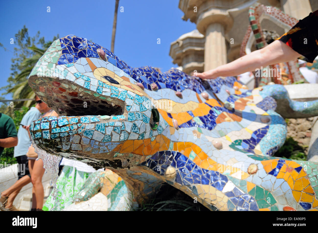 Barcellona - Luglio 12: persone toccare il drago disegnato da Gaudi presso il Parco Guell sulla luglio 12, 2013 a Barcellona, Spagna. Foto Stock