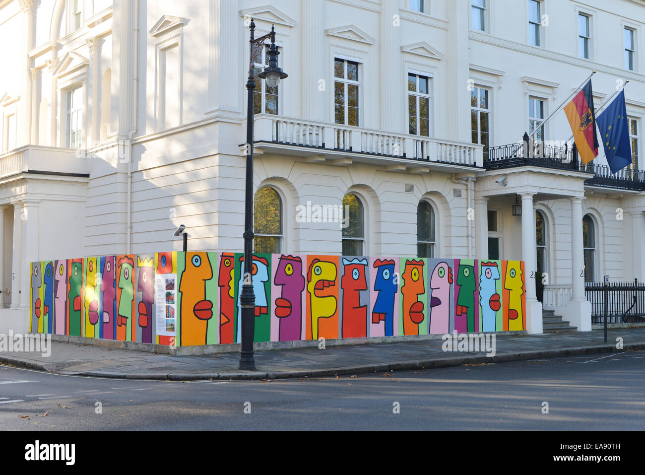 Belgrave Square, Londra, Regno Unito. Il 9 novembre 2014. Venticinque anni dopo la caduta del muro di Berlino, artista Thierry Noir ri-crea la tecnica da lui dipinta sulla parete effettivo negli anni ottanta. Credito: Matteo Chattle/Alamy Live News Foto Stock