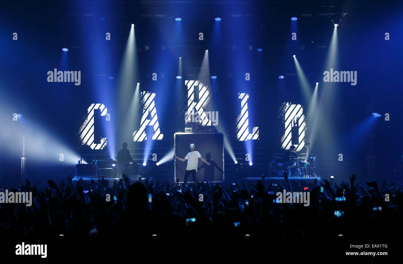 Mannheim, Germania. 8 Novembre, 2014. Il rapper tedesco Cro esegue sul palco a Mannheim, Germania, 8 novembre 2014. Cro stava eseguendo il suo primo concerto il suo attuale Mellow-tour in Germania. Foto: Ronald Wittek/dpa/Alamy Live News Foto Stock