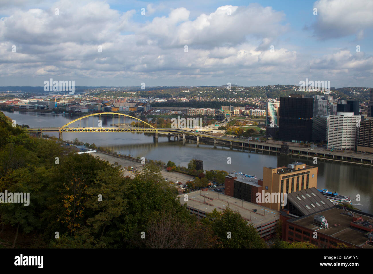 Vista di Pittsburgh con il fiume Allegheny e Monongahela river e il Fort Pitt Bridge Foto Stock