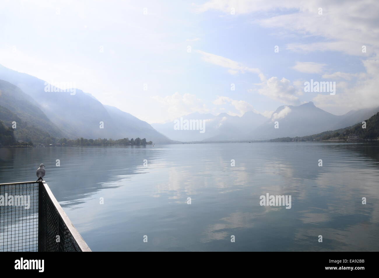 Il paesaggio del lago di Annecy e le montagne in Savoia, Francia Foto Stock