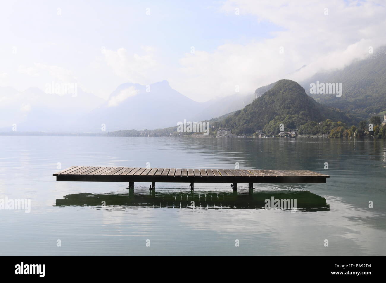 Il paesaggio del lago di Annecy e pontoon in Savoia, Francia Foto Stock