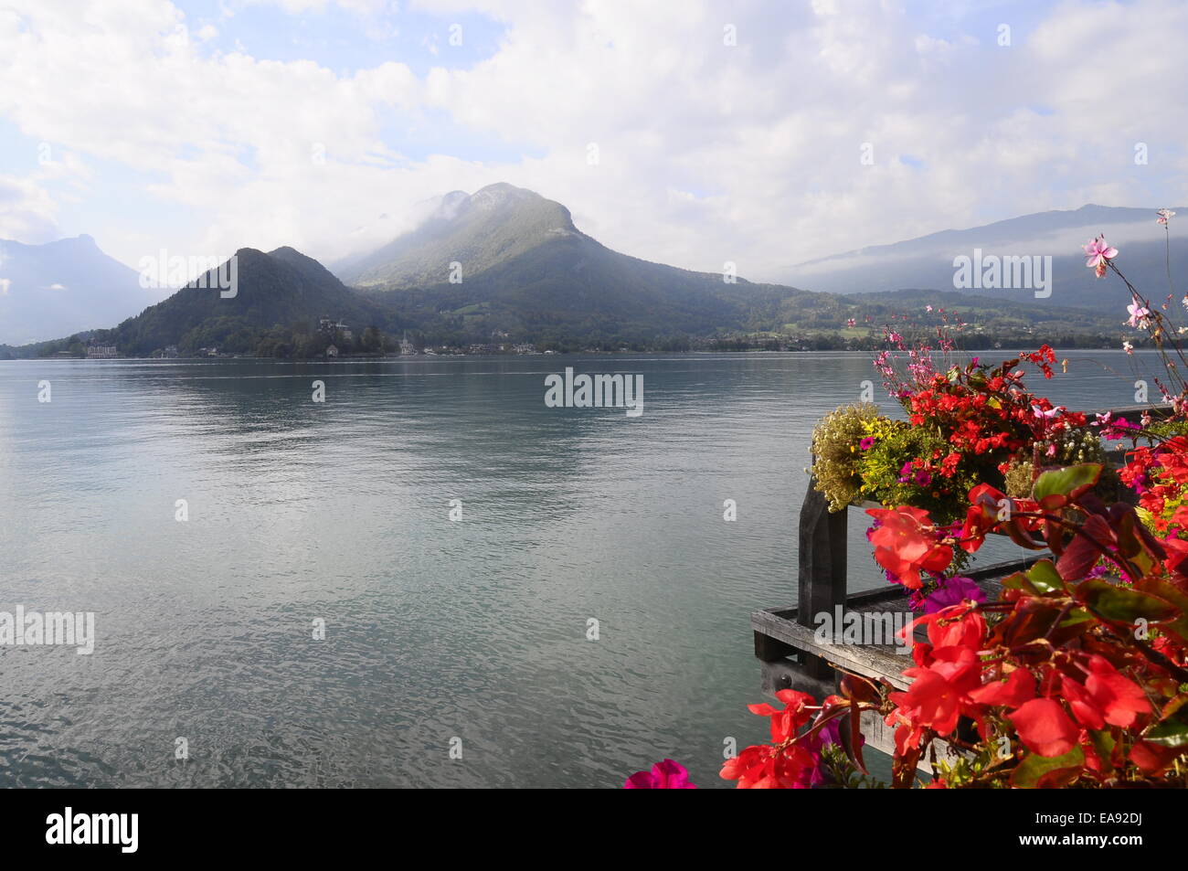 Il paesaggio del lago di Annecy e fiori in Savoia, Francia Foto Stock