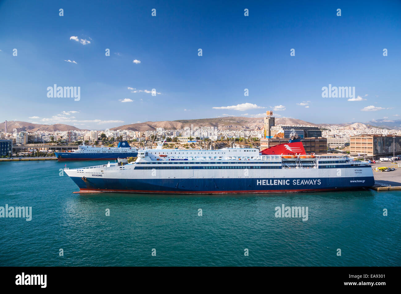 Le navi nel porto greco e il porto del Pireo vicino ad Atene, Grecia. Foto Stock