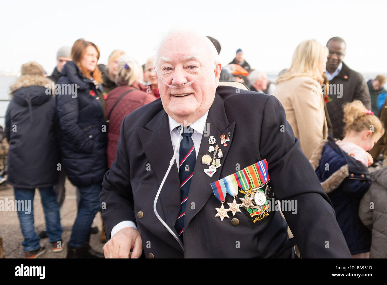 New Brighton, Merseyside, Regno Unito. Il 9 novembre 2014. Don Roe, che hanno servito l'HMS Duke of York 1943-46, paga il suo repects sul ricordo Domenica. Credito: Peter Carr/Alamy Live News Foto Stock