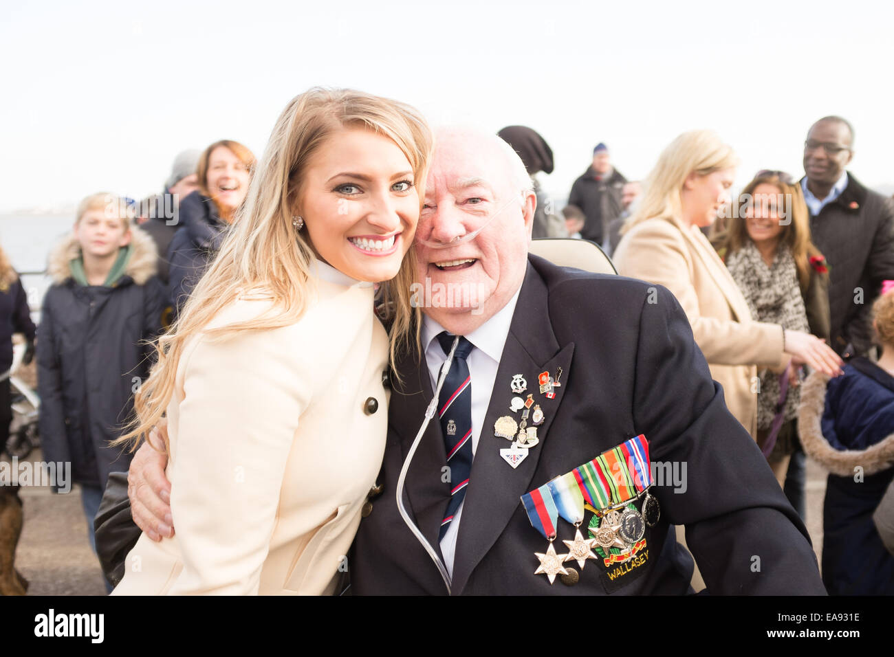 New Brighton, Merseyside, Regno Unito. Il 9 novembre 2014. Don Roe, che hanno servito l'HMS Duke of York 1943-46, paga il suo repects sul ricordo Domenica. Credito: Peter Carr/Alamy Live News Foto Stock