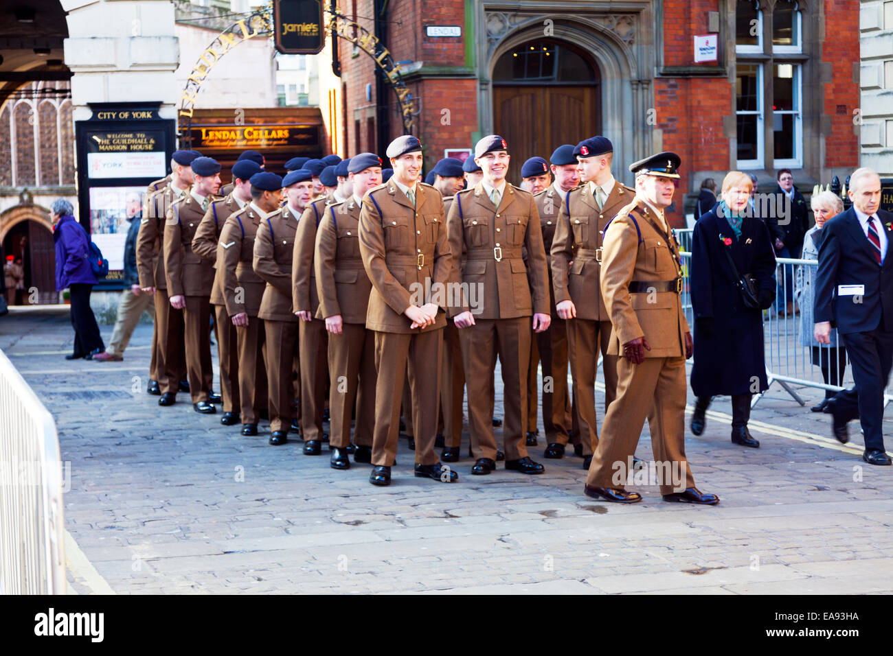 Ricordo la domenica il giorno dell'Armistizio centro di York 09/11/2014 REGNO UNITO Inghilterra cento anni dopo dallo scoppio della prima guerra mondiale reggimenti in marcia Foto Stock