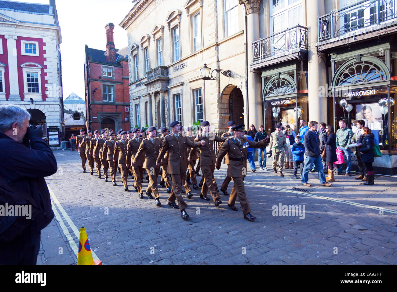 Ricordo la domenica il giorno dell'Armistizio centro di York 09/11/2014 REGNO UNITO Inghilterra cento anni dopo dallo scoppio della prima guerra mondiale reggimenti in marcia Foto Stock