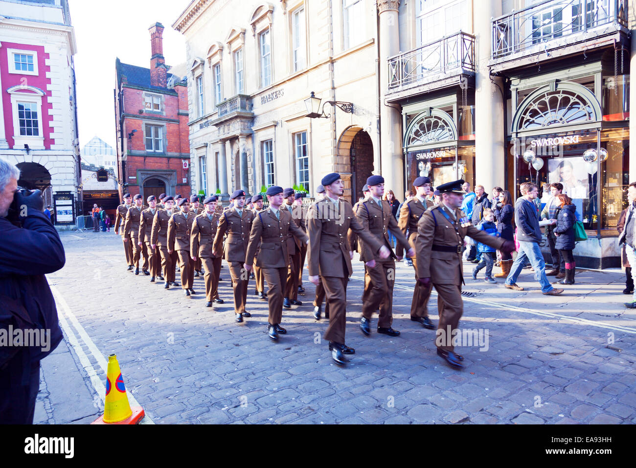 Ricordo la domenica il giorno dell'Armistizio centro di York 09/11/2014 REGNO UNITO Inghilterra cento anni dopo dallo scoppio della prima guerra mondiale reggimenti in marcia Foto Stock