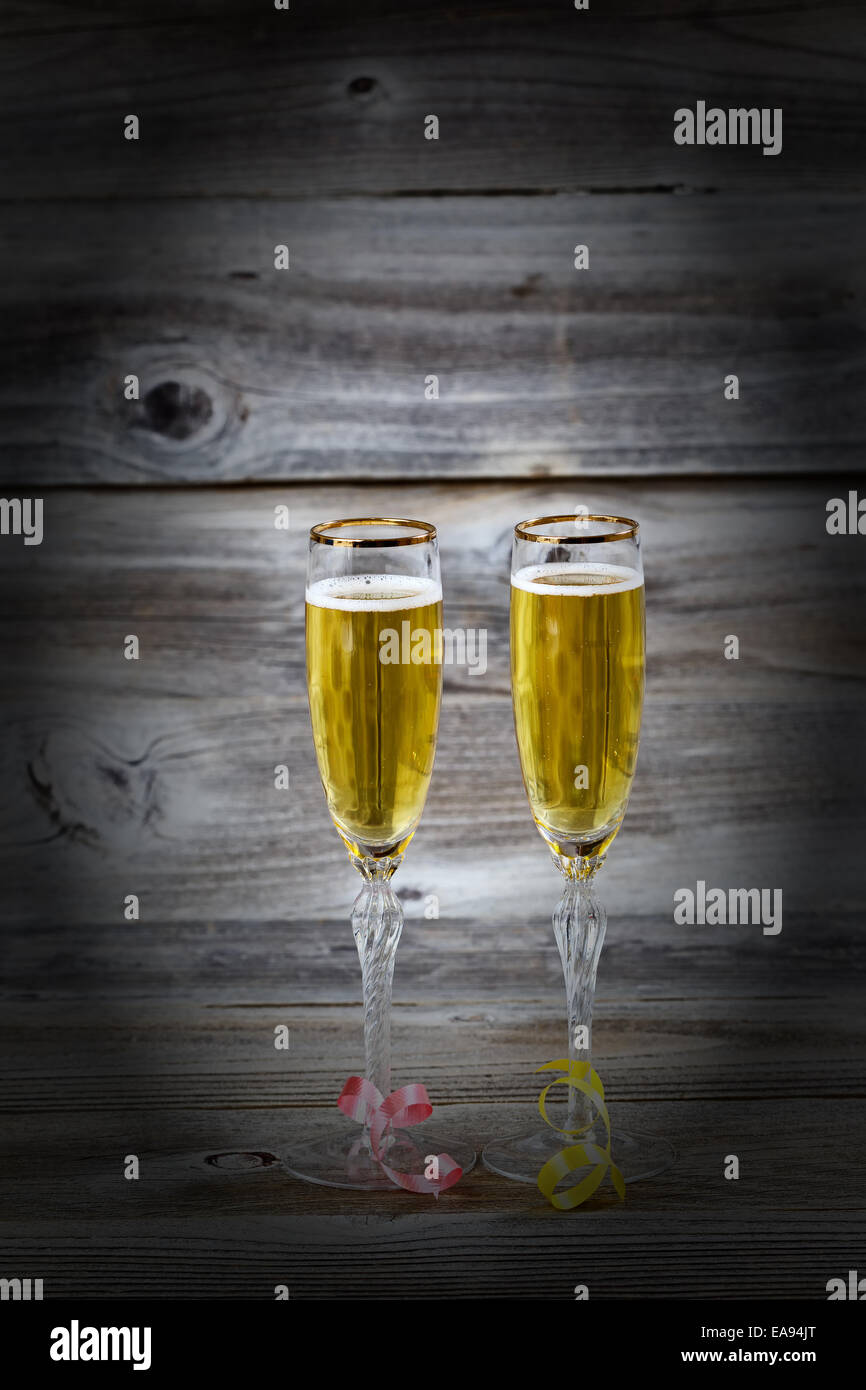 L'immagine verticale di Golden champagne in eleganti bicchieri in legno rustico con vignette Foto Stock